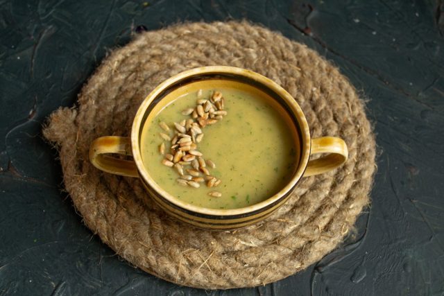 Кремовый суп-пюре из репы с кабачком готов