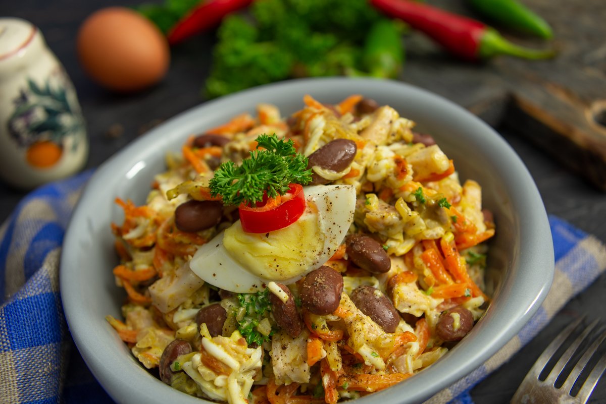 Салат обжорка с фасолью и копченой колбасой рецепт с фото