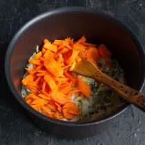 Шинкуем морковку и добавляем в кастрюлю