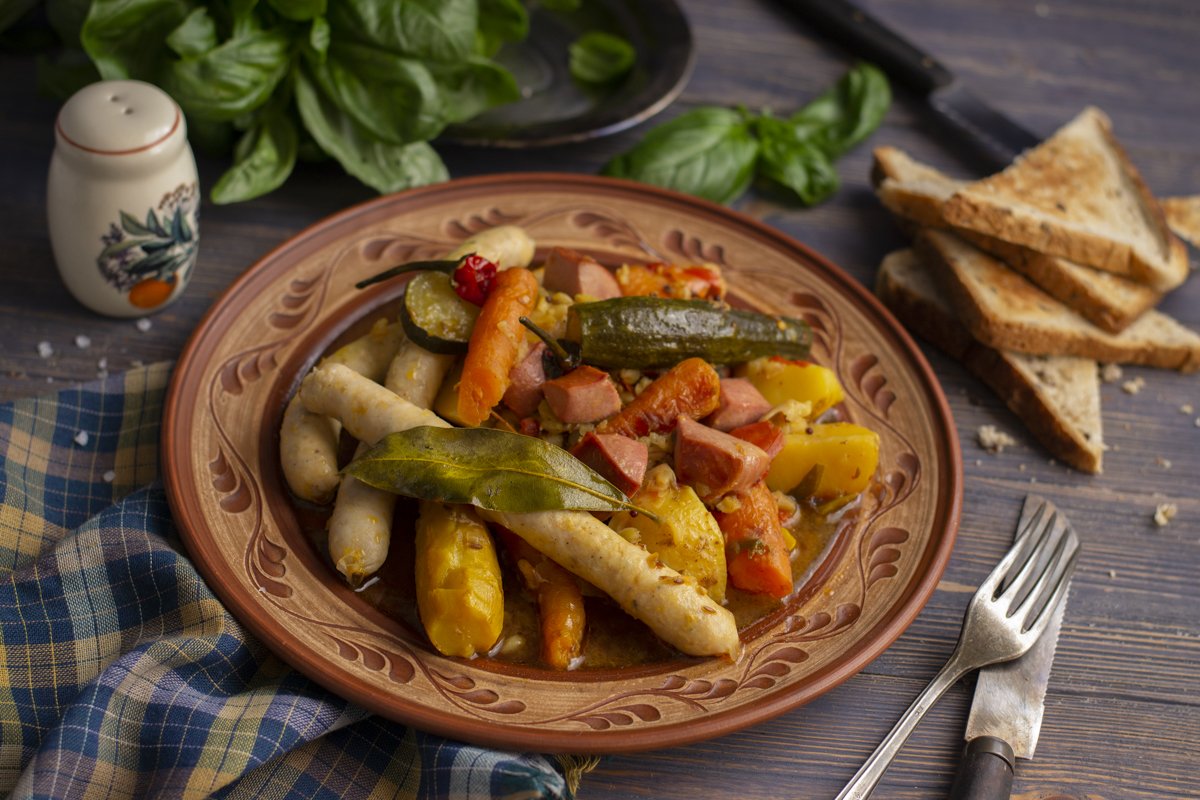 Блюдо колбаса с овощами. Дымдама киргизское блюдо. Колбаски с овощами в духовке. Блюда Киргизской кухни дымдама. Дымдама овощные блюда.