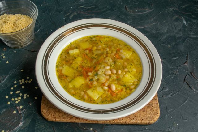 Постный суп со звёздочками и фасолью готов