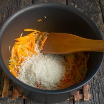 Насыпаем круглый рис и жарим его с овощами 2-3 минуты