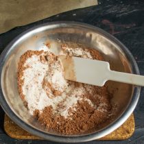 Насыпаем в миску муку, добавляем порошок какао и перемешиваем сухие ингредиенты