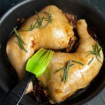 Посыпаем курицу иголочками розмарина и оправляем блюдо в раскалённую духовку или под гриль 