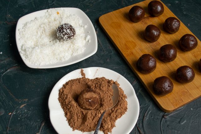 Половину ромовых шариков панируем в несладком порошке какао, а остальные в кокосовой стружке