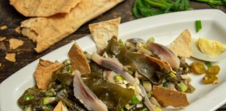 Лёгкий рыбный салат с морской капустой без майонеза