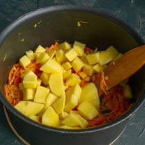 Добавляем нарезанный картофель к обжаренным овощам