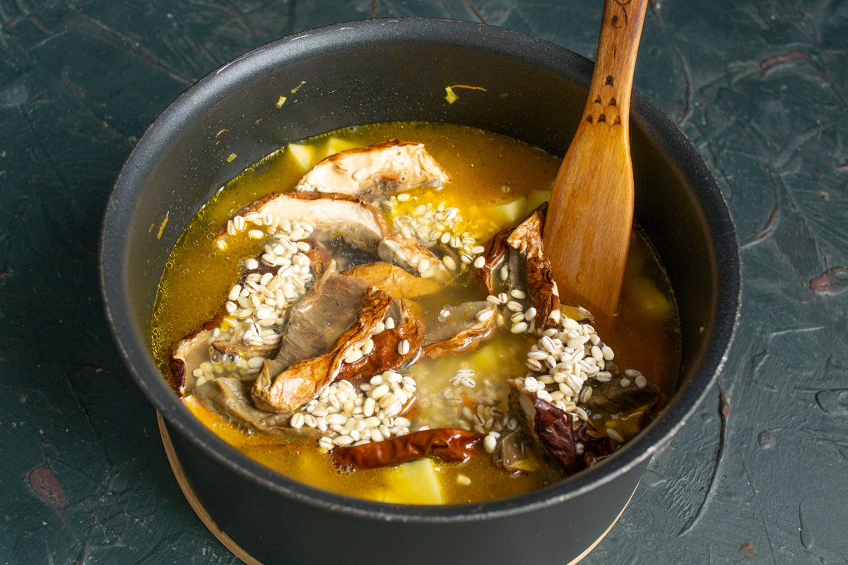 Постный грибной суп с перловкой и пекинской капустой: рецепт приготовления, полезные свойства