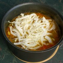Готовим суп на тихом огне примерно 40 минут, затем добавляем пекинскую капусту