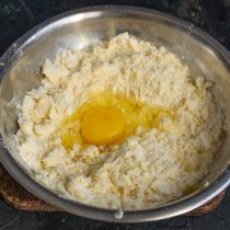 Смешиваем сухие ингредиенты со сливочным маслом, добавляем яйцо и ванильный экстракт