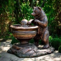 Садовый фонтан в виде медведя