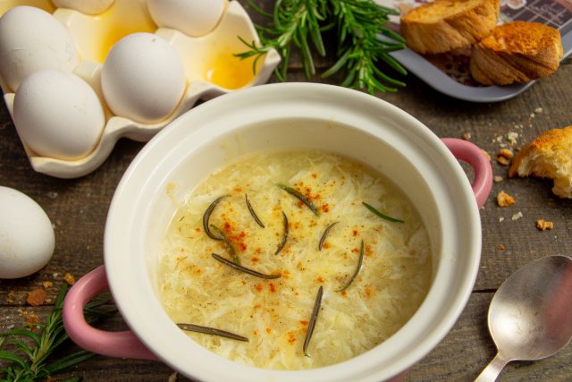 Итальянский суп «Страчателла» с яйцами и сыром