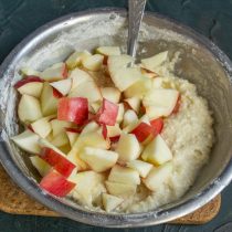 Сладкие яблоки режем небольшими кубиками, кладём в тесто и перемешиваем