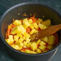 Нарезаем картофель и добавляем к обжаренным овощам 