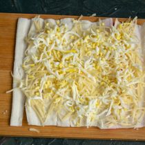 На слой сыра выкладываем слой варёных яиц