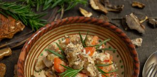 Деревенский салат с курицей и жареными грибами