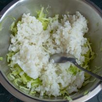 Отвариваем рис и добавляем к нарезанной капусте