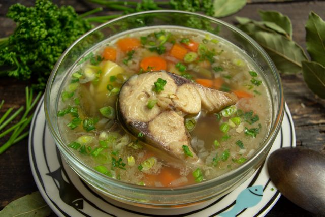Простой рыбный суп из скумбрии со стручковой фасолью