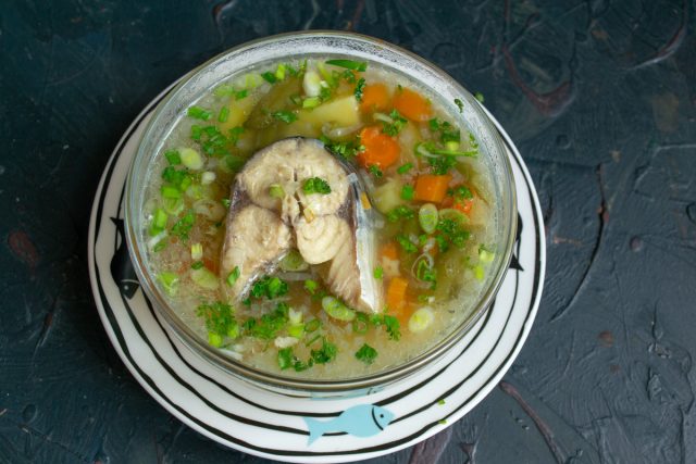 Простой рыбный суп из скумбрии со стручковой фасолью готов
