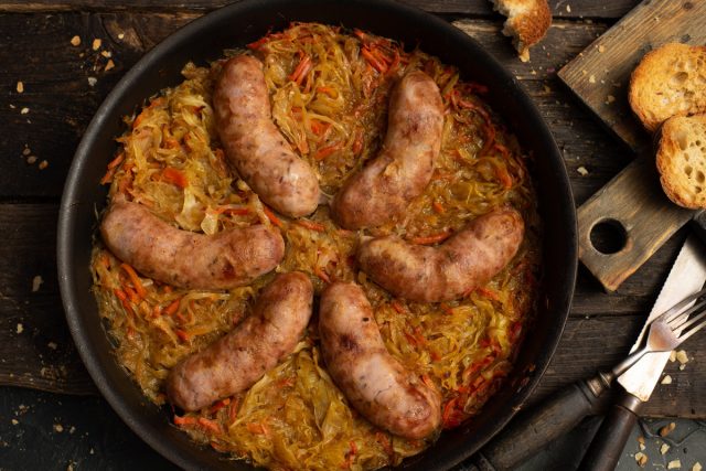 Тушеная капуста с колбасками в духовке — обед по-немецки