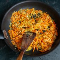 В растопленное масло кладём морковь и лук, насыпаем тмин и обжариваем овощи