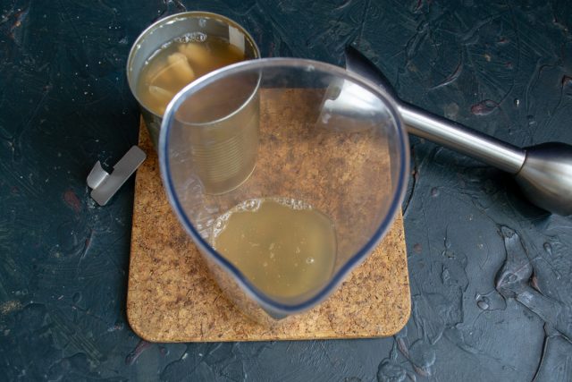 Сливаем аквафабу с белой консервированной фасоли в стакан блендера