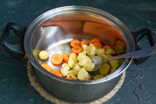 Нарезаем морковь и картошку крупно, кладём в суповую кастрюлю