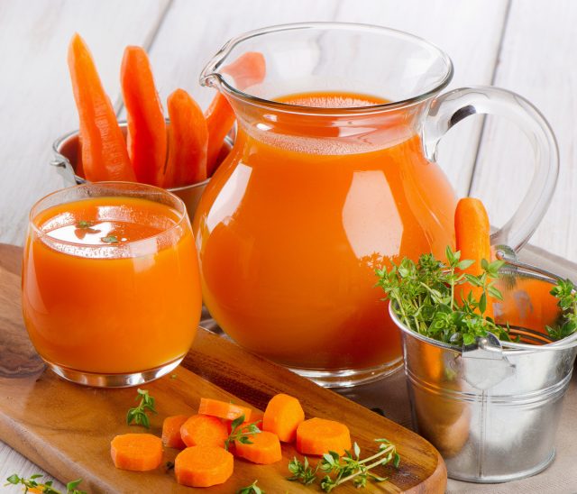 Морковь, особенно свежевыжатый морковный сок, имеет много полезных свойств