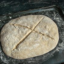 Надрезаем хлеб крест-накрест