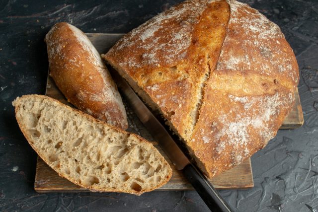 Домашний хлеб на пшеничной закваске готов