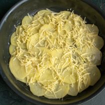 Посыпаем картошку сыром. затем снова кладём картошку, поливаем маслом, солим, перчим, посыпаем сыром