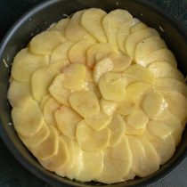 Кладём ещё два слоя картошки, пересыпая слои солью и перцем, поливая сливочным маслом, добавляем сыр, верхний слой — картофельный