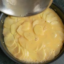 Заливаем картофель взбитыми яйцами и сливками