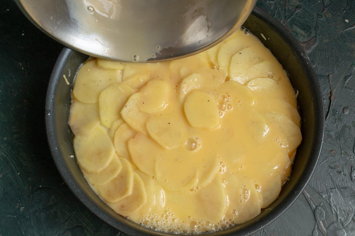 Жидкое тесто с картошкой. Картофель рести по швейцарски. Картошку в заливке сметаной. Заливка для картошки. Запеченная картошка процесс приготовления.