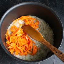 Добавляем морковь и готовим всё вместе ещё 5 минут