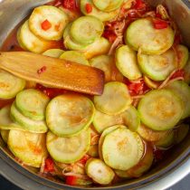 Перемешиваем овощи с приправами, нагреваем до кипения, после закипания готовим салат 9-11 минут