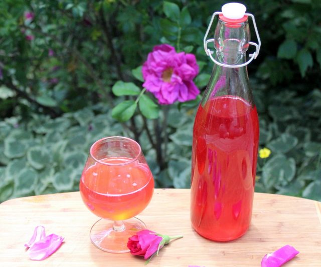Сироп из лепестков роз можно добавлять в чай, разбавлять водой, окрашивать им крема, пропитывать бисквиты и т.д.