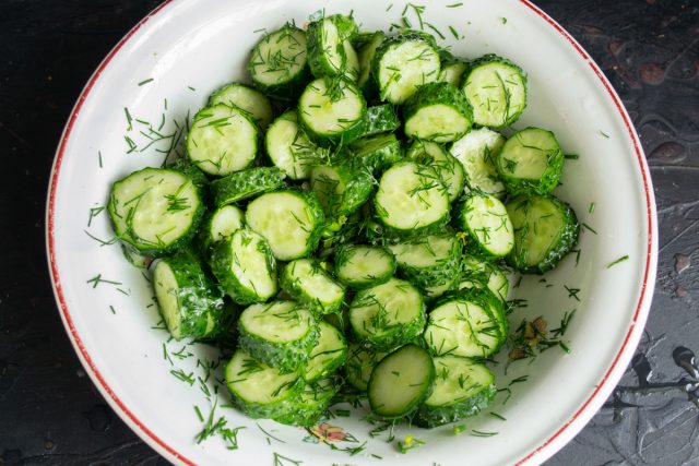 Перемешиваем овощи с солью, оставляем на 10-15 минут