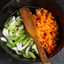 Обжариваем морковь с зелёным луком