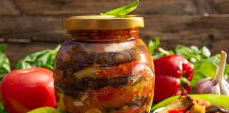 Салат из баклажанов с овощным соусом на зиму — вкусно и просто