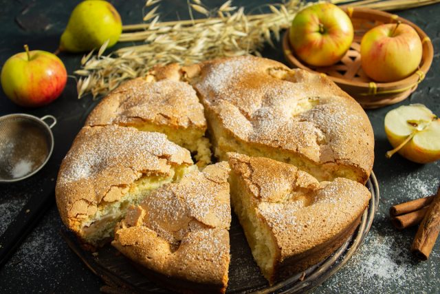 Шарлотка с грушами и яблоками — самый простой рецепт