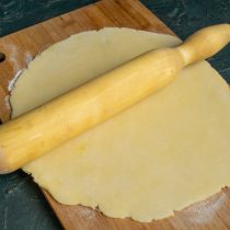 Раскатываем охлажденное тесто в пласт толщиной около 3 миллиметров 