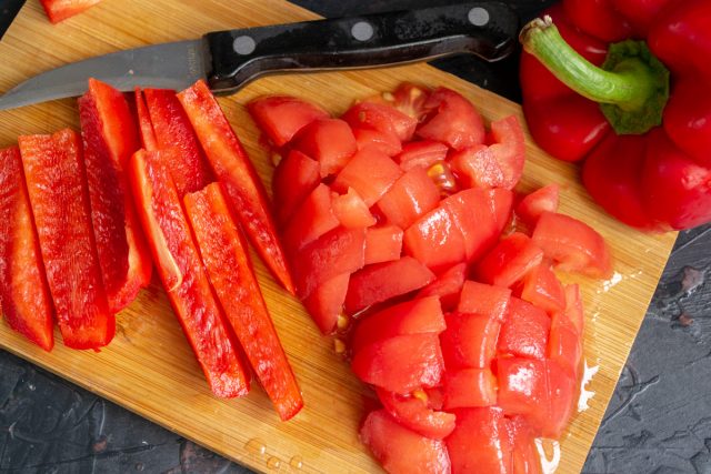 Нарезаем помидоры и перец, измельчаем до однородности 