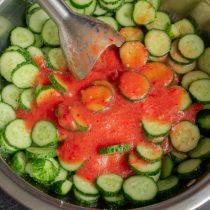Добавляем измельченные овощи в кастрюлю