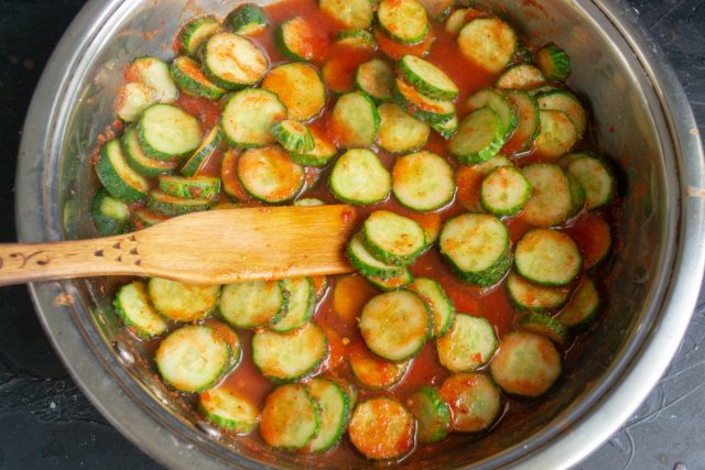 Перемешиваем овощи, нагреваем до кипения, готовим на умеренном огне 15-20 минут