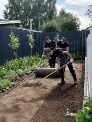 Команда «Сад с нуля» на примере показывает, как правильно уложить рулонный газон