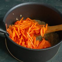 Добавляем порезанную тонкой соломкой морковь