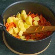 Картофель чистим, режем крупными кубиками, отправляем в кастрюлю