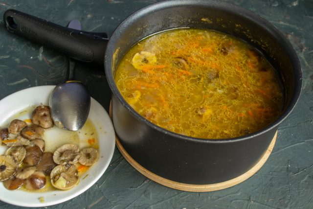 Готовый суп снимаем с огня, часть грибов достаём из кастрюли шумовкой
