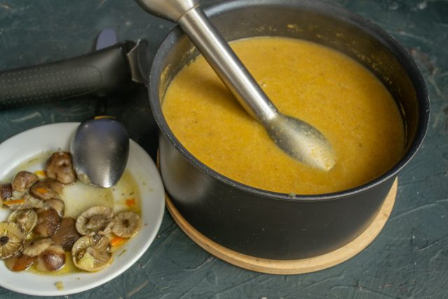 Измельчаем грибной суп блендером, возвращаем на плиту и нагреваем почти до кипения